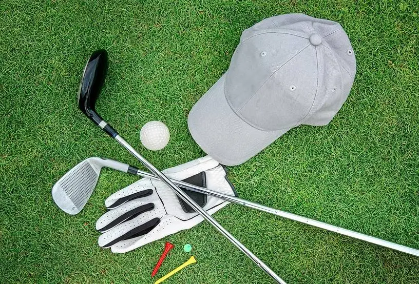 Aksesori Wajib Dibawa Saat Tur Golf